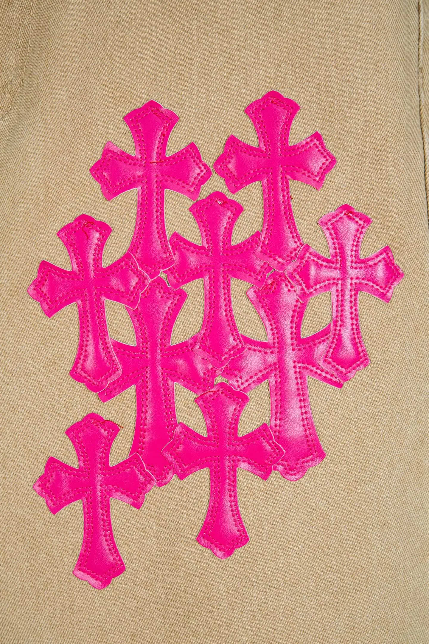 P260 top version CH Chromehearts Miami limited fluorescent pink brown khaki jeans, counter price 34W level, patchwork cross pattern embellishment, washed jeans! ! An absolutely high-end luxury product, a 1.9W-level god-level single product, a super popular product, made by top heavy industry, a magic weapon that cannot be missed! [About Zangyin] This is an extremely luxurious fashion brand that can also be called the aristocracy of the high street. It has always been an exclusive brand for some hipsters or rich second generations. Compared with ordinary high streets, it is more luxurious and noble. Compared with luxury brands, it is more fashionable and individual. It has always been a brand that I have a special liking for. [Top heavy industry fashion design] Consistently high-street luxury style. Speaking of this style, the Zangyin family and GU family are definitely the leading representative brands. Especially the Zangyin family has really achieved a state-of-the-art effect in creating high-street style. The unique washed material is used to create this style. The color system is already quite eye-catching. After it is decorated with patchwork cross flowers, it cleverly highlights the charm of the brand. Secondly, this style uses classic The high-waist cutting design highlights the long legs and fashionable temperament of the upper body. The brand is highly recognizable and the slim fit configuration is more suitable for daily wear. It is a product that interprets personality, fashion, and specifications at a glance. This single product is enough to make any fan excited. It can be a white T-shirt for a youthful college style, or a tight suspender for a royal style. It has strong matching ability and can be easily controlled by men.  [Materials and craftsmanship] Needless to say, this point goes without saying. As an excellent craftsman brand, Zangyin’s requirements for details and craftsmanship are really perfect. The washed color of this model has gone through so many processes, not to mention the embellishment of denim appliques. It is also purely hand-made and sewn. Just like what they believe in, only hand-made things have soul and have the meaning of wear. A top-notch heavy-duty fashionable denim item, I look forward to your perfect interpretation! !  Color: Khaki Size: 28-34